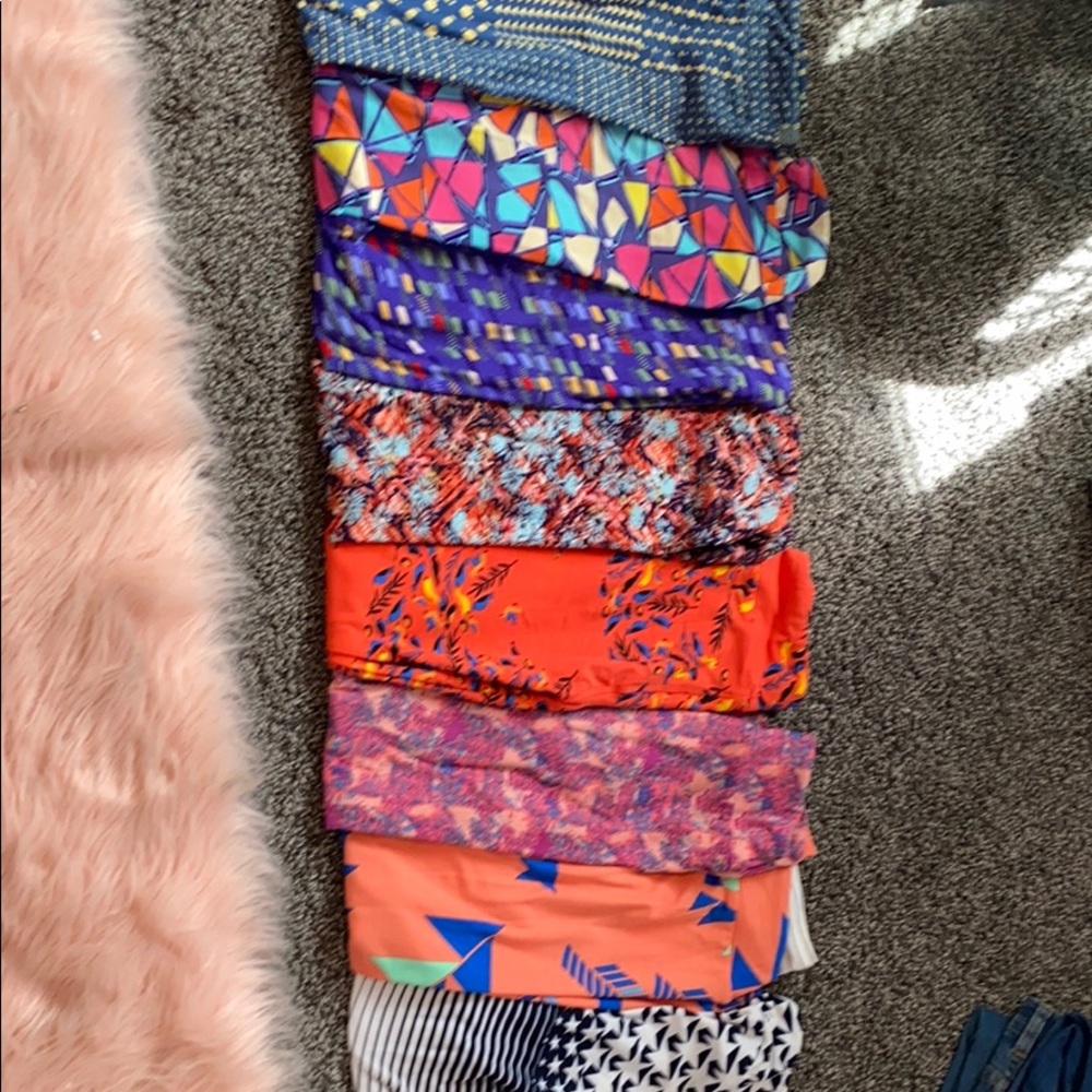 Pair of 8 lularoe design leggings